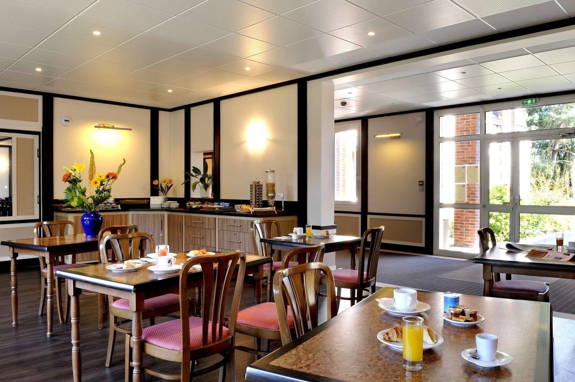 Logis Hotel Restaurant Du Labrador Saint-Benoit-sur-Loire ภายนอก รูปภาพ